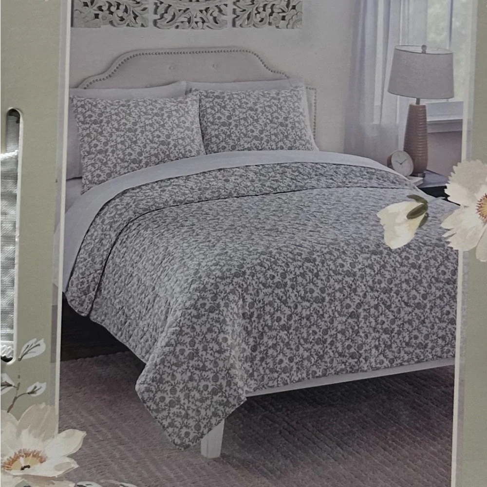 Lillian August Green and White Full/Queen Cotton Reversible Quilt Set 88”x92”